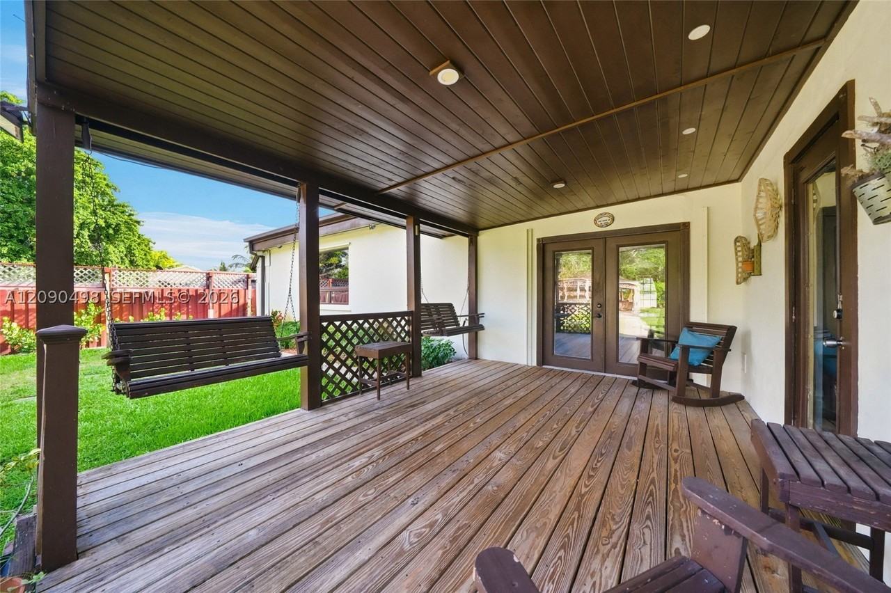 15425 N Miami Ave - Photo 5 of 44