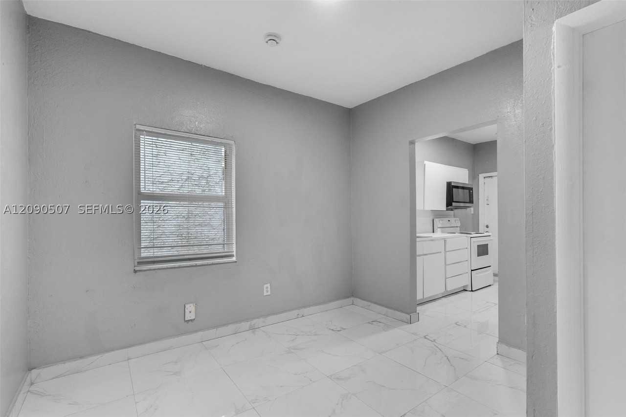 285 Nw 44th St #1 - Photo 5 of 23