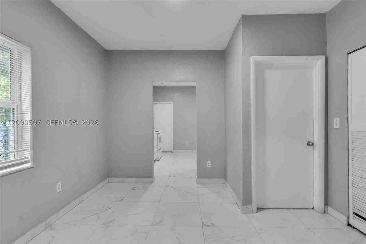 285 Nw 44th St #1 - Photo 6 of 23