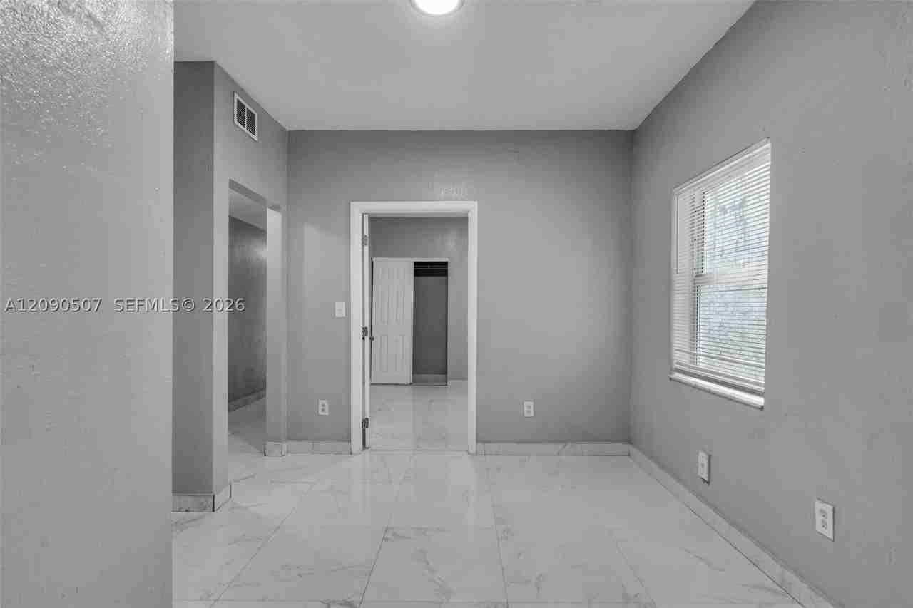 285 Nw 44th St #1 - Photo 7 of 23