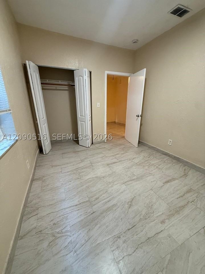 285 Nw 44th St #3 - Photo 3 of 11