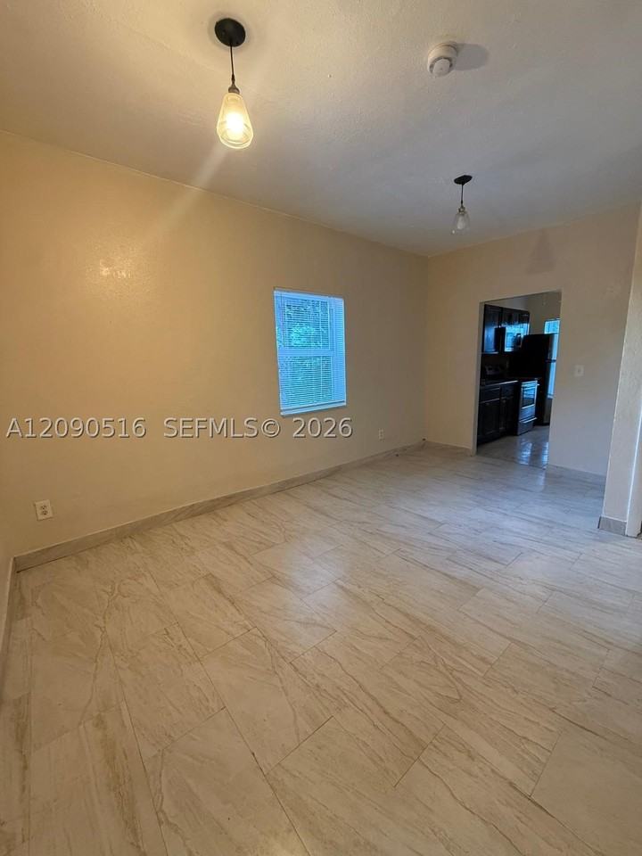 285 Nw 44th St #3 - Photo 4 of 11