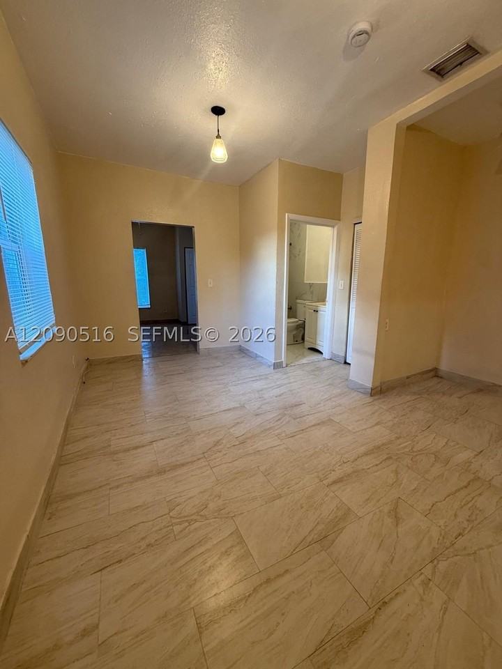 285 Nw 44th St #3 - Photo 5 of 11