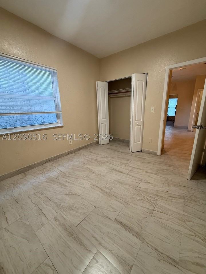 285 Nw 44th St #3 - Photo 6 of 11