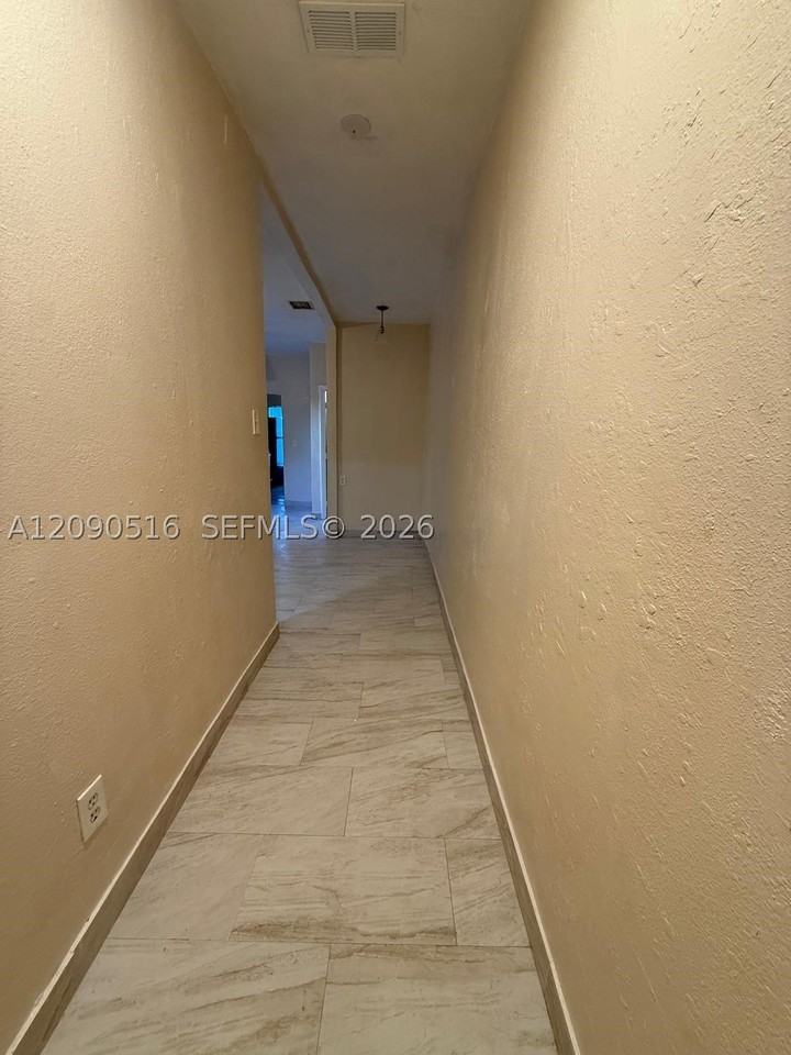 285 Nw 44th St #3 - Photo 7 of 11