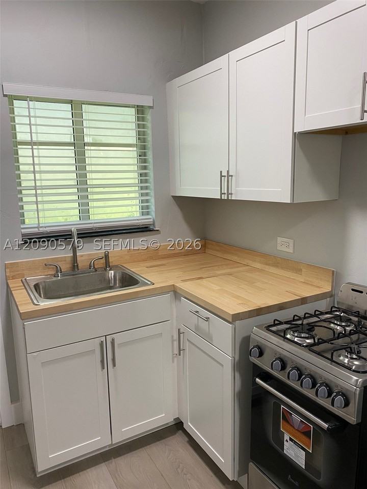 1015 Pennsylvania Ave #27 - Photo 7 of 14
