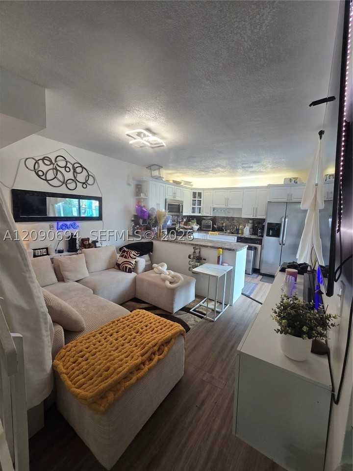 2185 White Pine Cir #B - Photo 2 of 4
