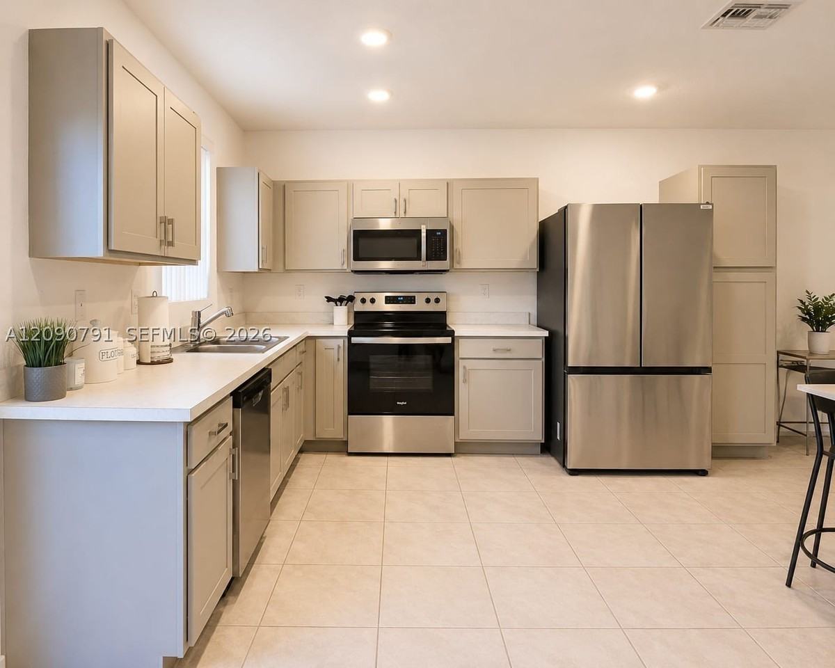 364 Nw 8th Ct #364 - Photo 4 of 24