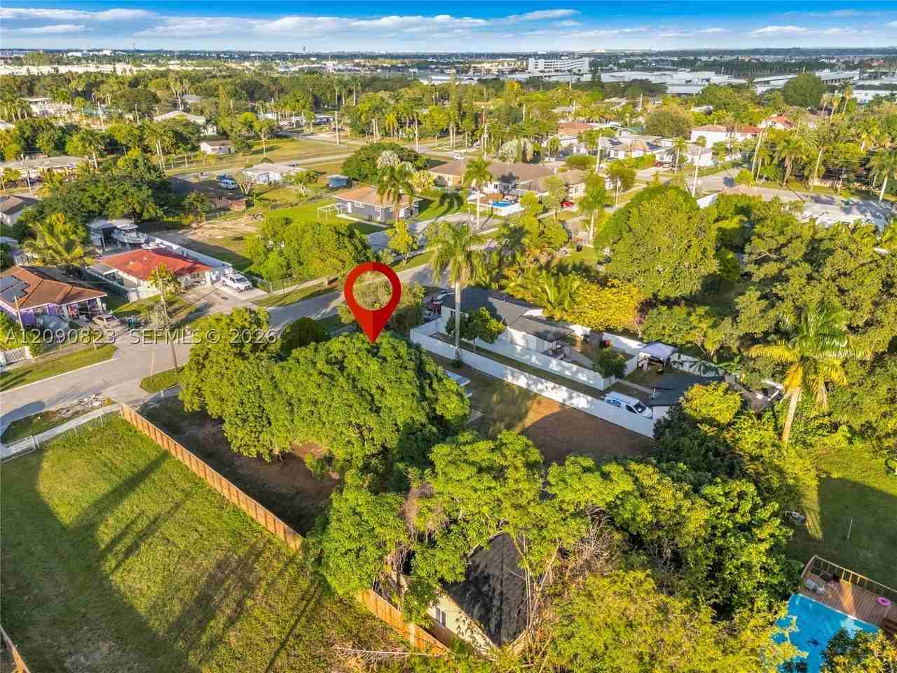 559 Nw 2nd St #B - Photo 2 of 14