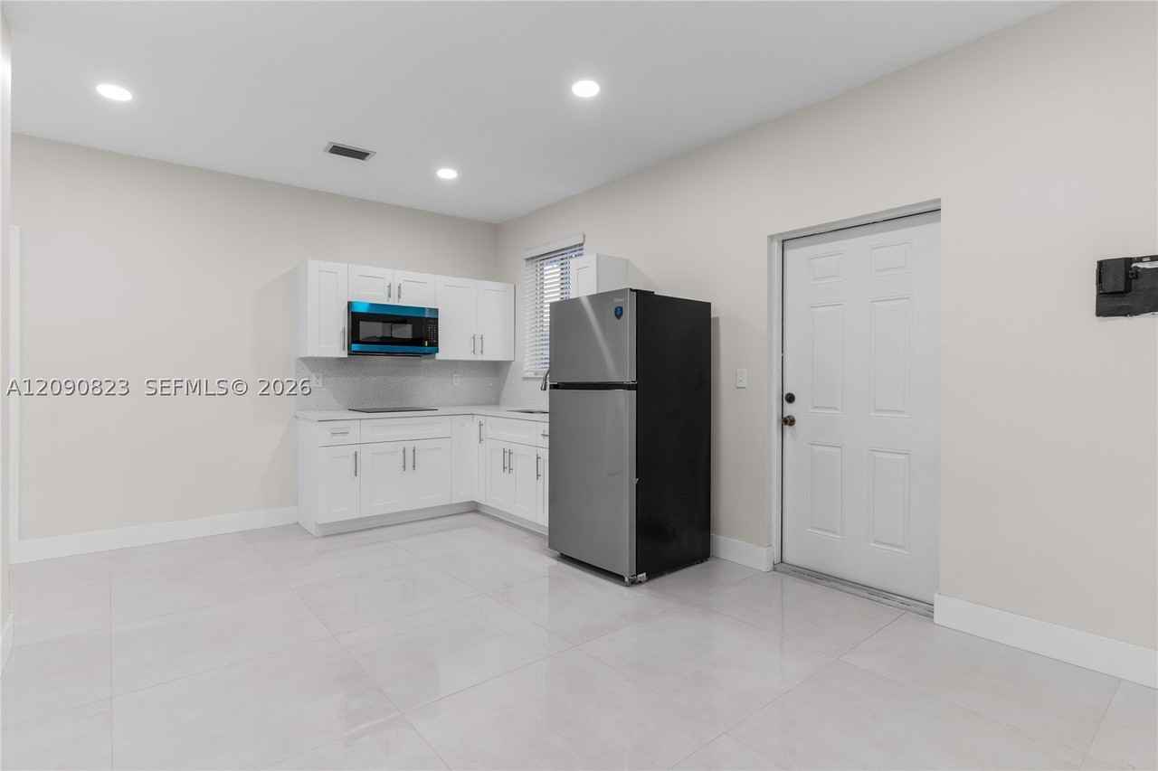 559 Nw 2nd St #B - Photo 5 of 14