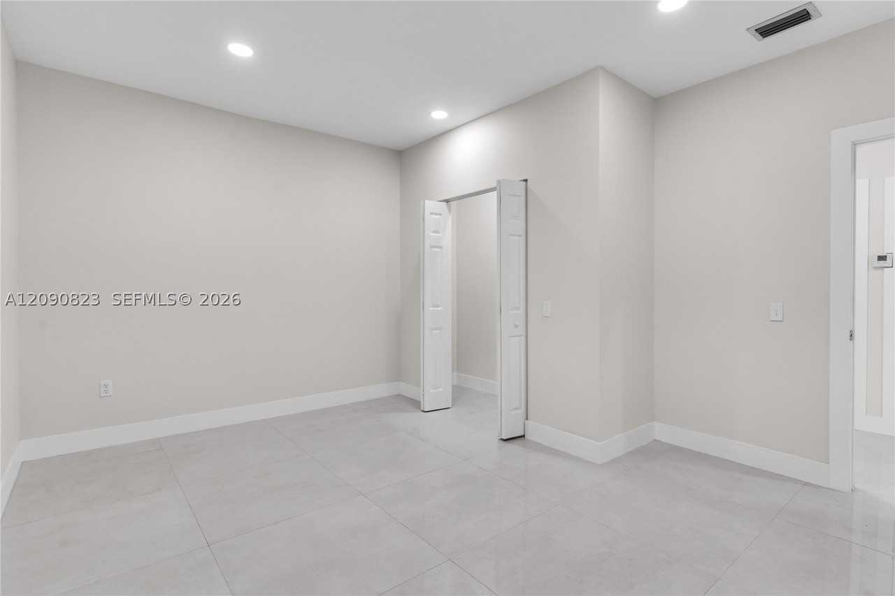 559 Nw 2nd St #B - Photo 6 of 14