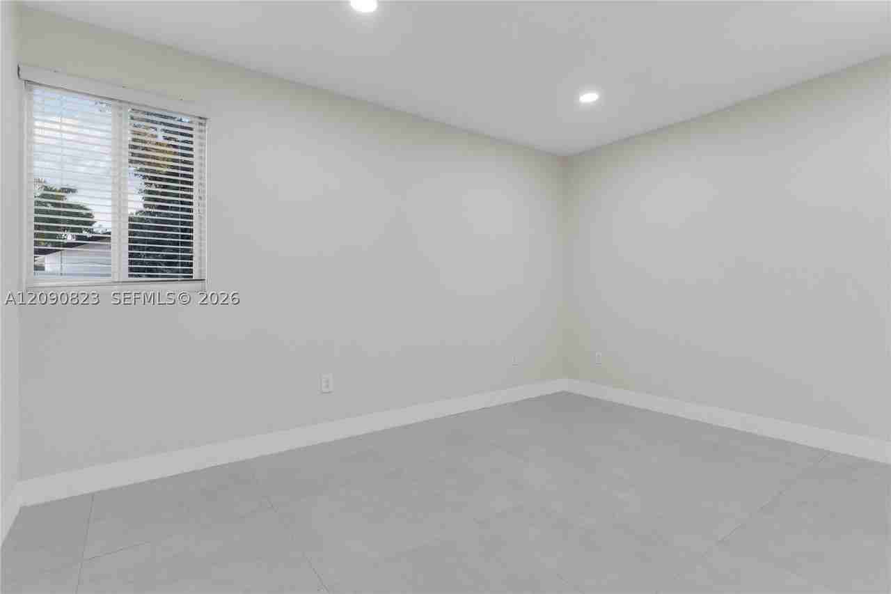 559 Nw 2nd St #B - Photo 7 of 14