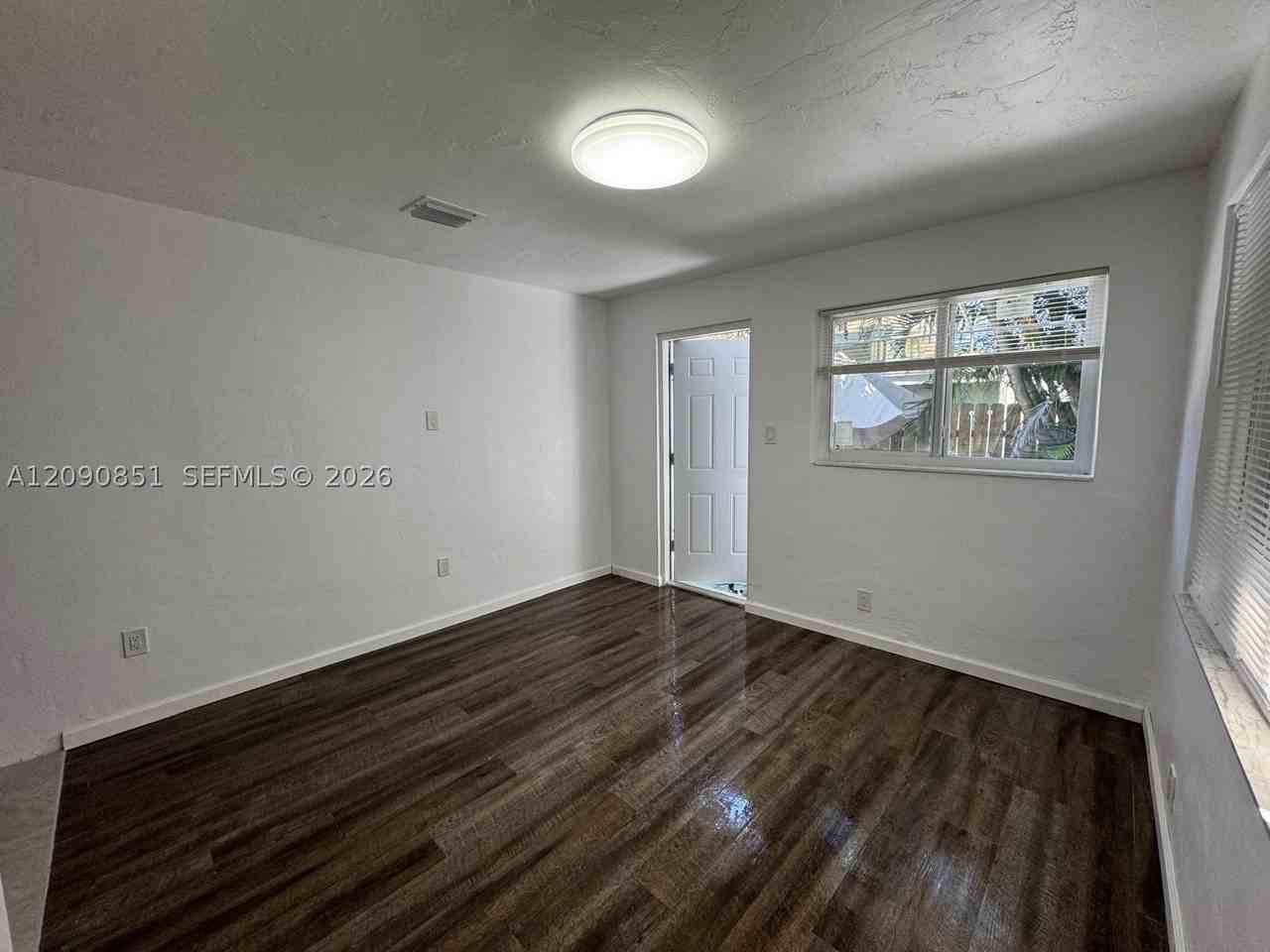 1416 Sw 27th St - Photo 5 of 38