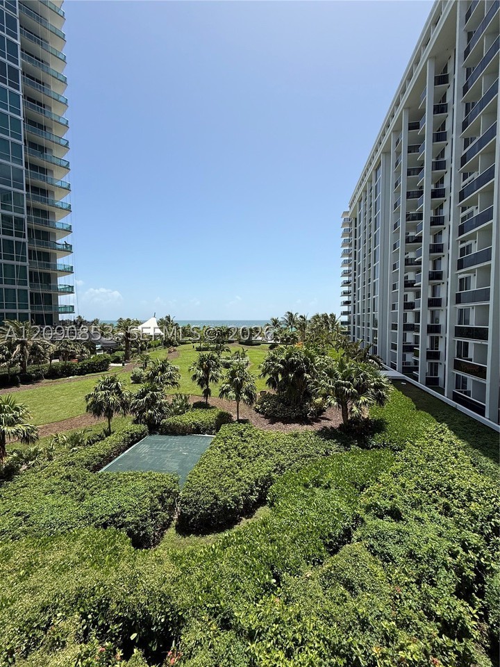 10275 Collins Ave #434 - Photo 7 of 17
