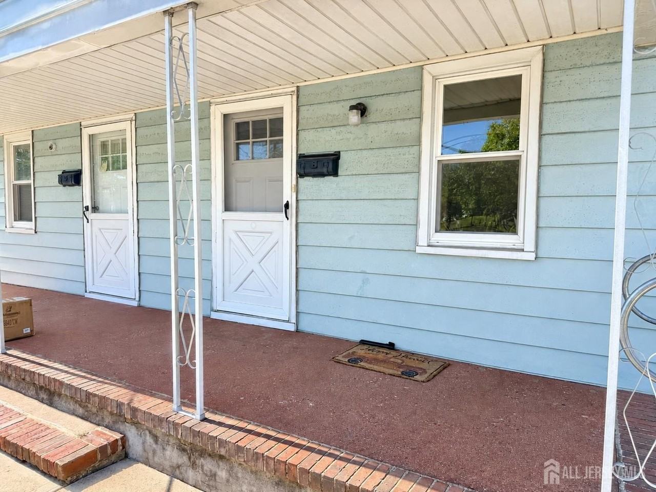 151 Macarthur Ave - Photo 3 of 23