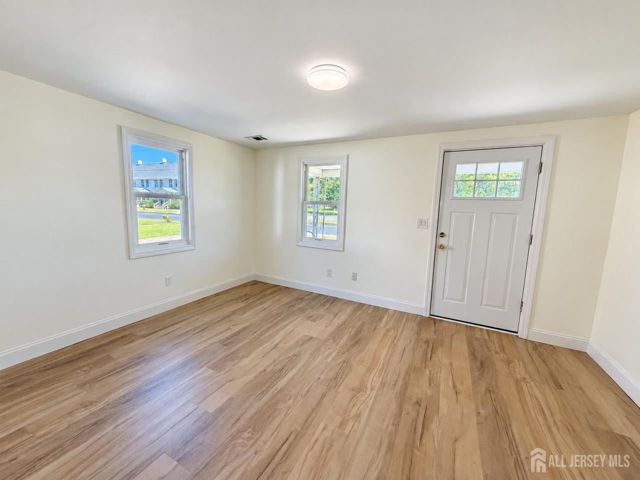 151 Macarthur Ave - Photo 4 of 23