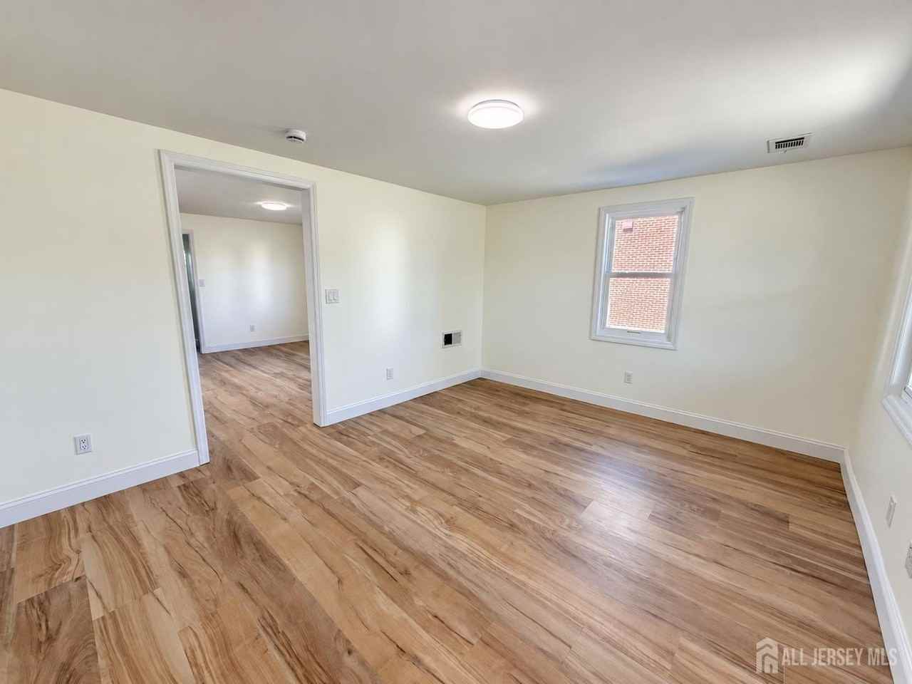 151 Macarthur Ave - Photo 5 of 23