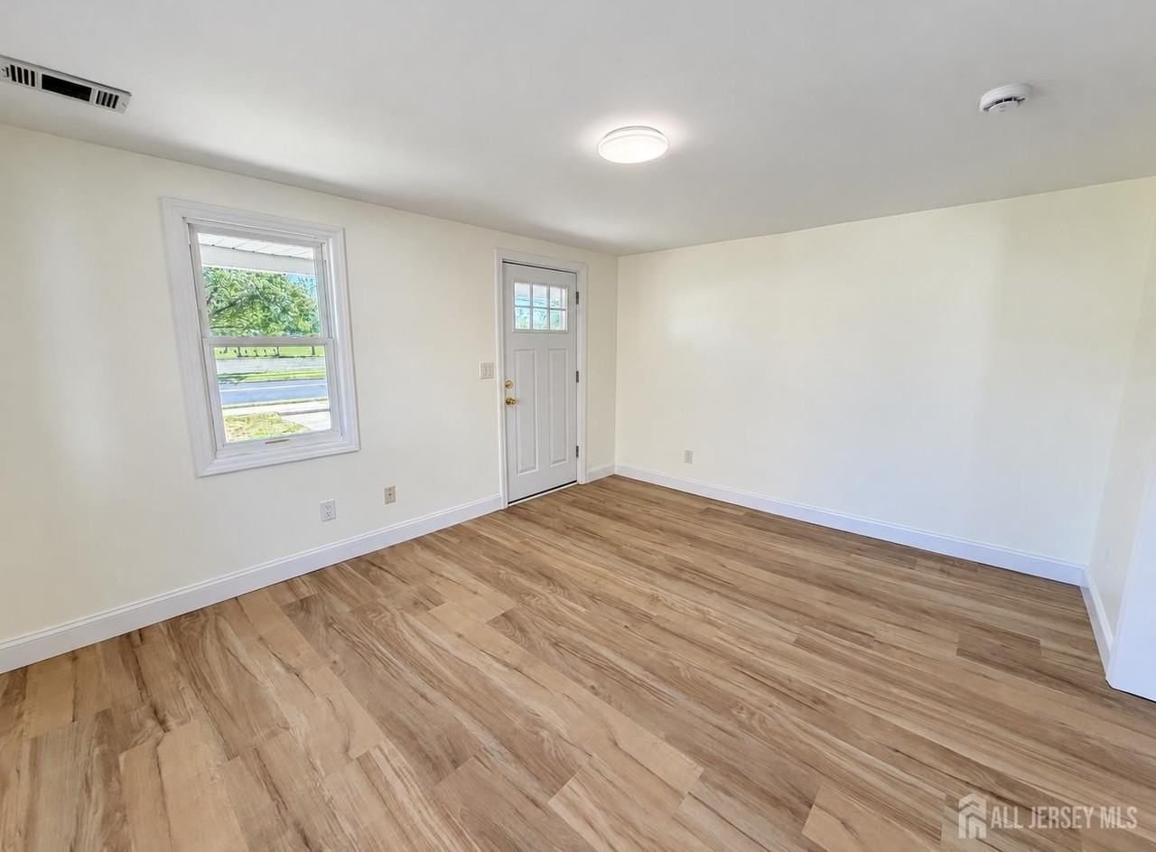 151 Macarthur Ave - Photo 6 of 23