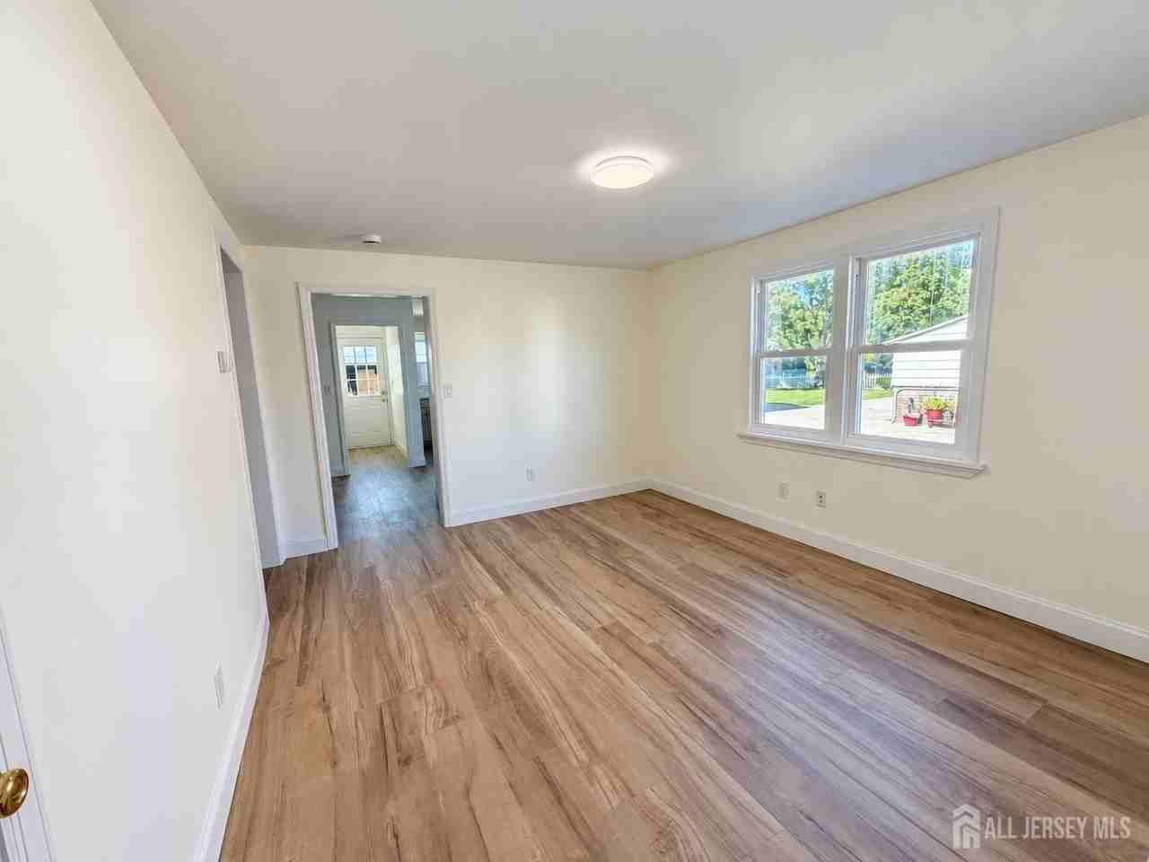151 Macarthur Ave - Photo 7 of 23