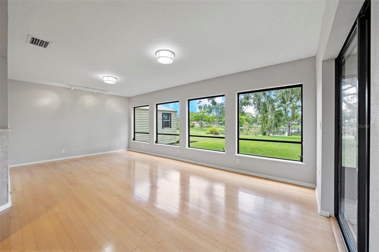8006 Oak Dr - Photo 3 of 50