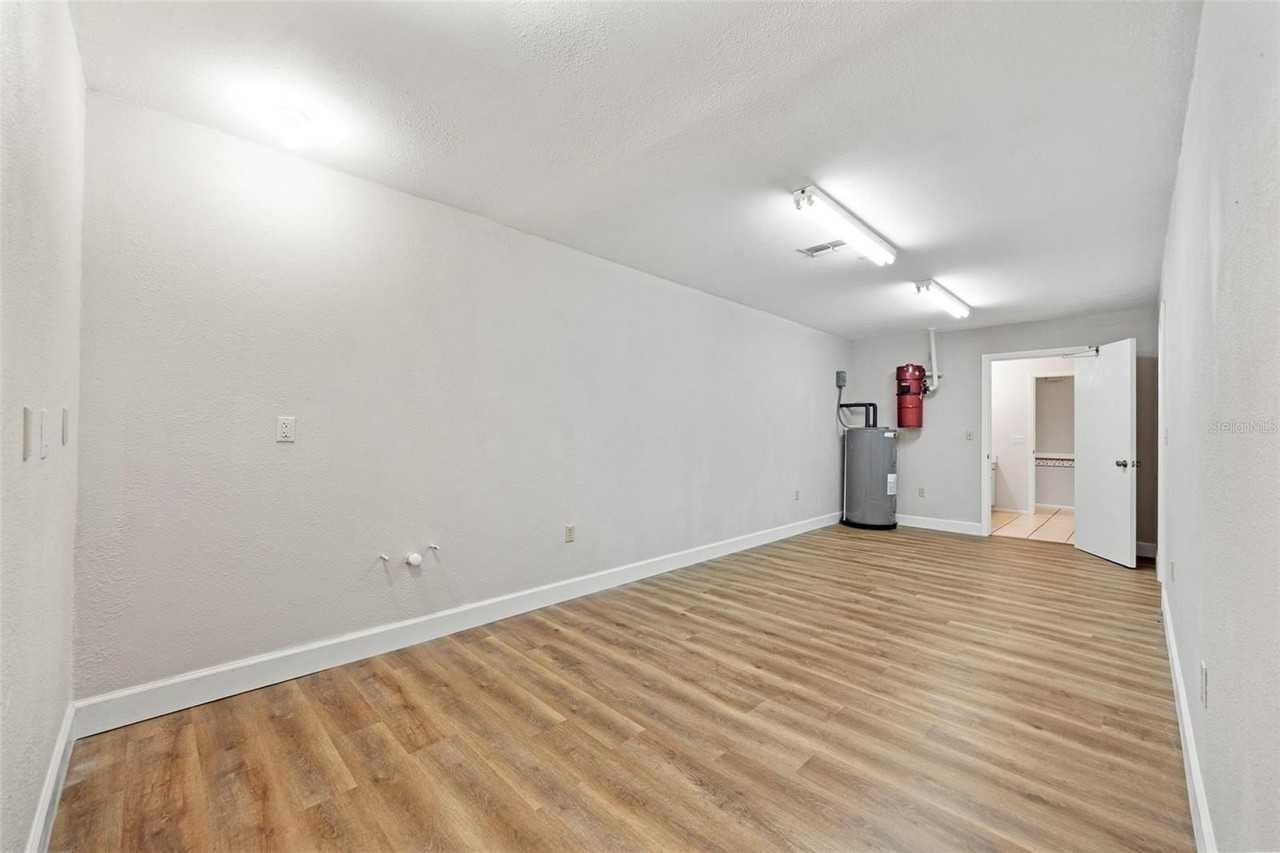 8006 Oak Dr - Photo 5 of 50