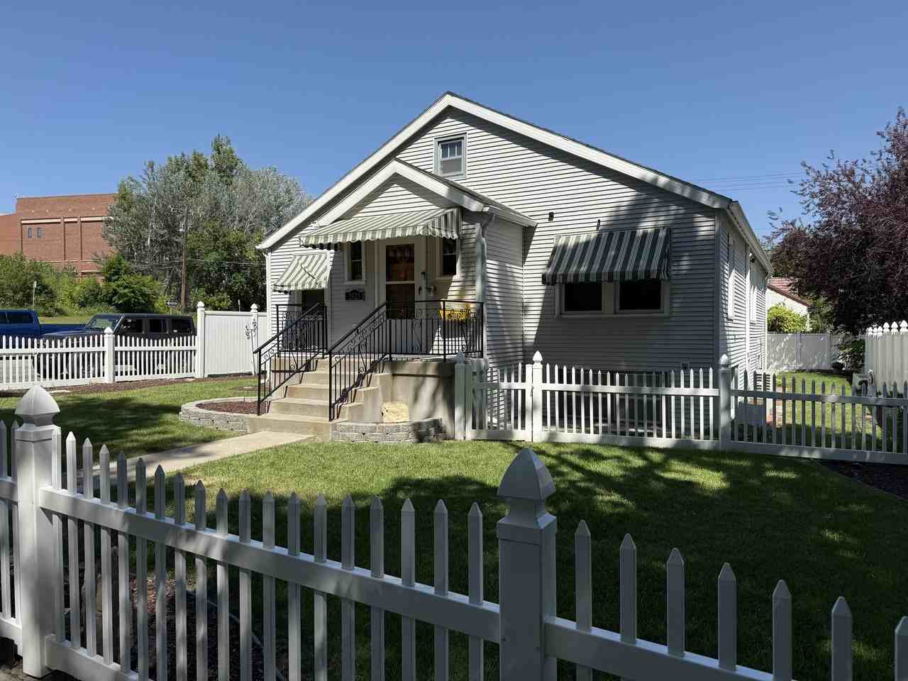 2423 Pine Street - Photo 2 of 25