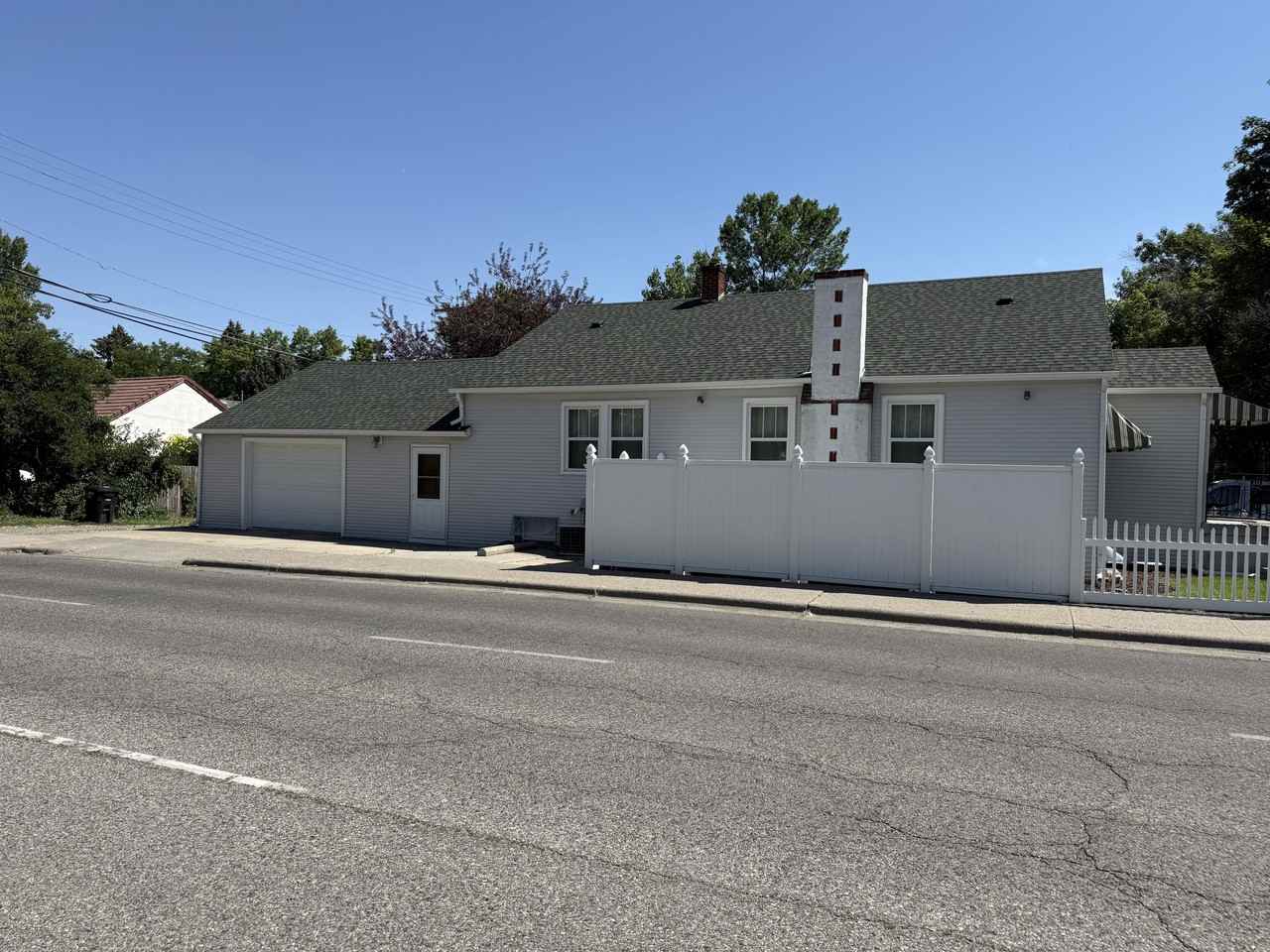 2423 Pine Street - Photo 3 of 25