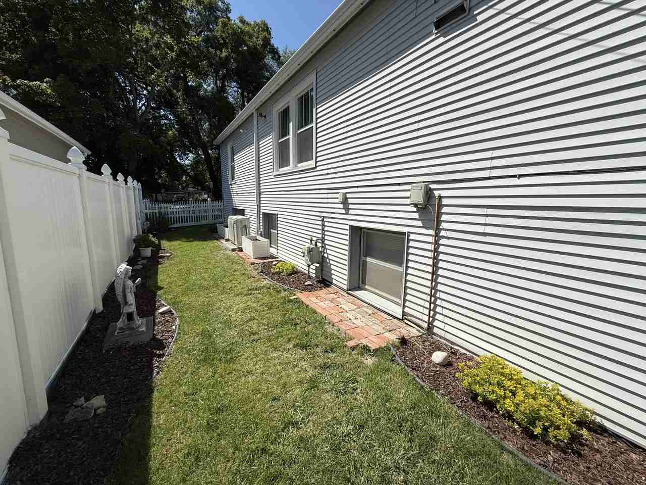 2423 Pine Street - Photo 4 of 25