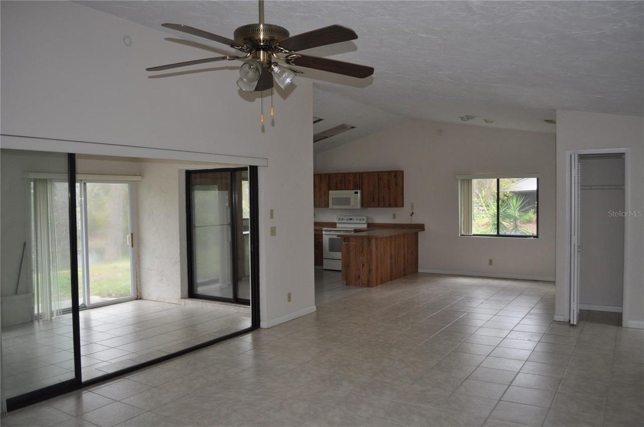 127 Persimmon Dr - Photo 2 of 11