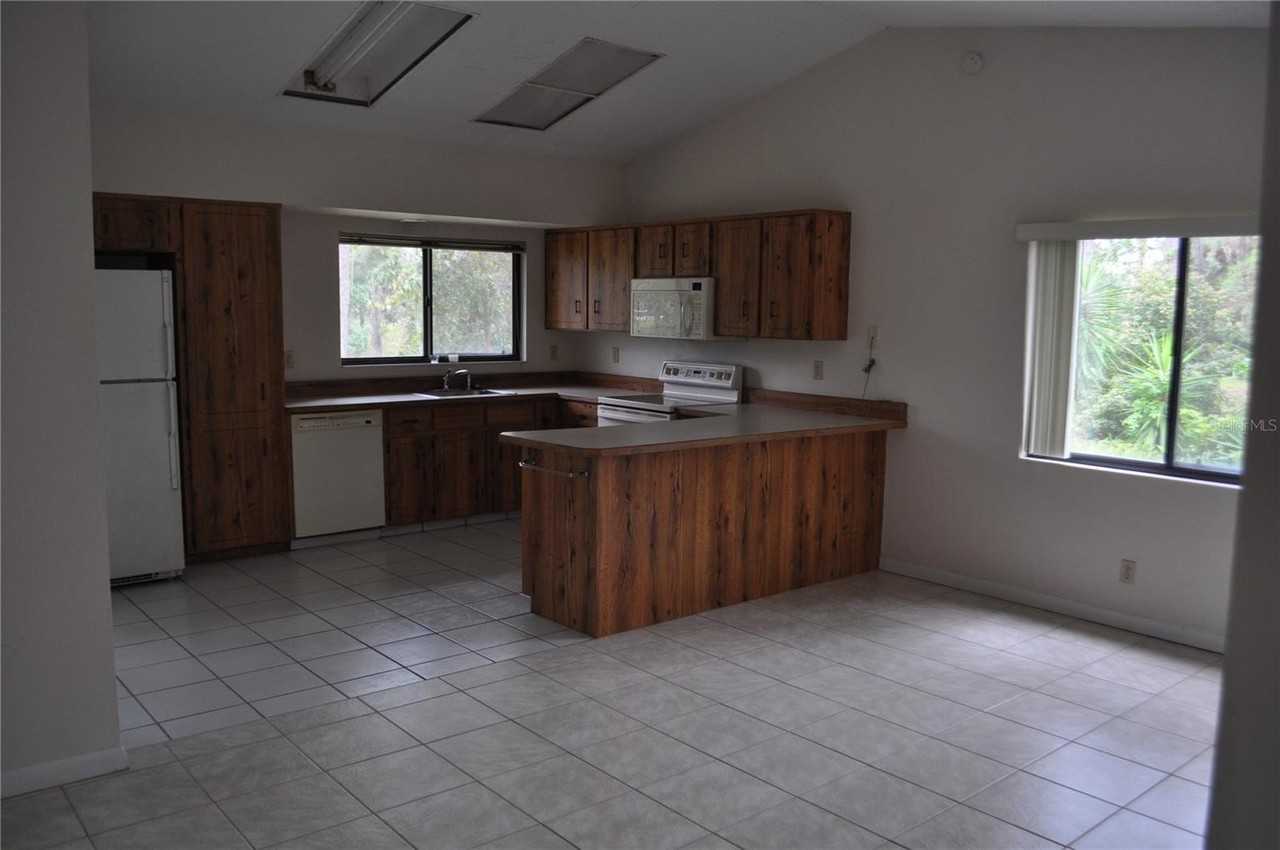 127 Persimmon Dr - Photo 3 of 11