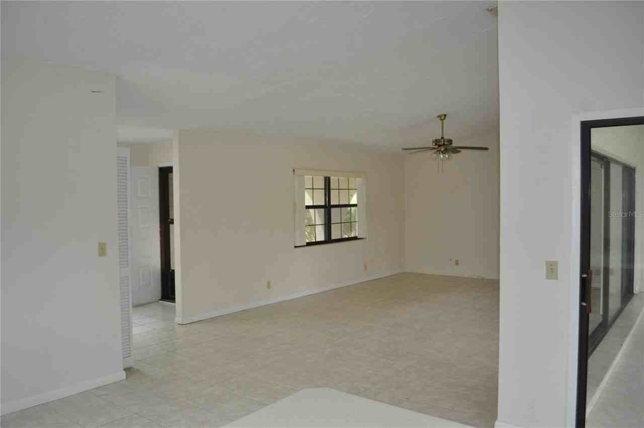 127 Persimmon Dr - Photo 4 of 11