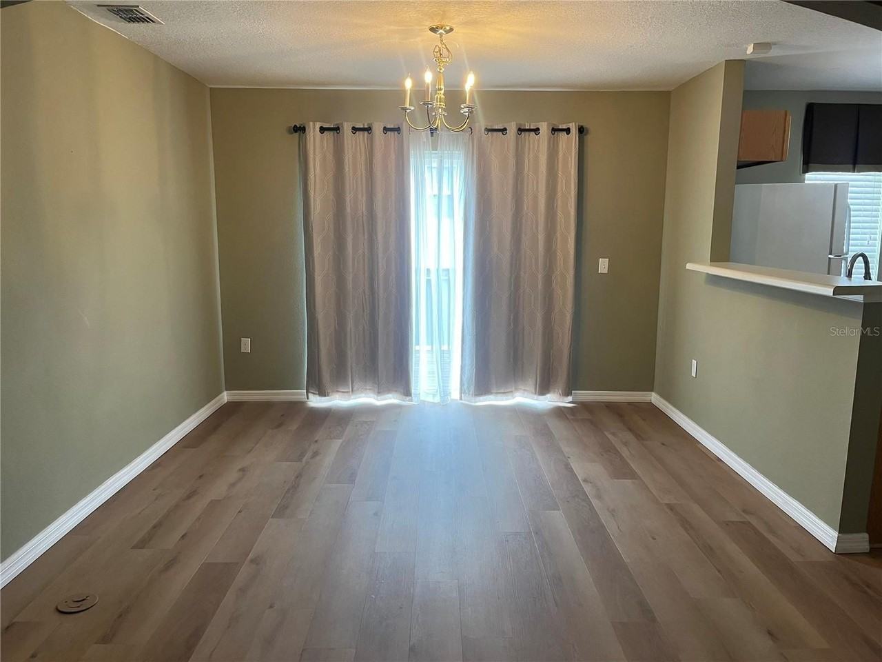 3803 Hampstead Ln - Photo 4 of 24