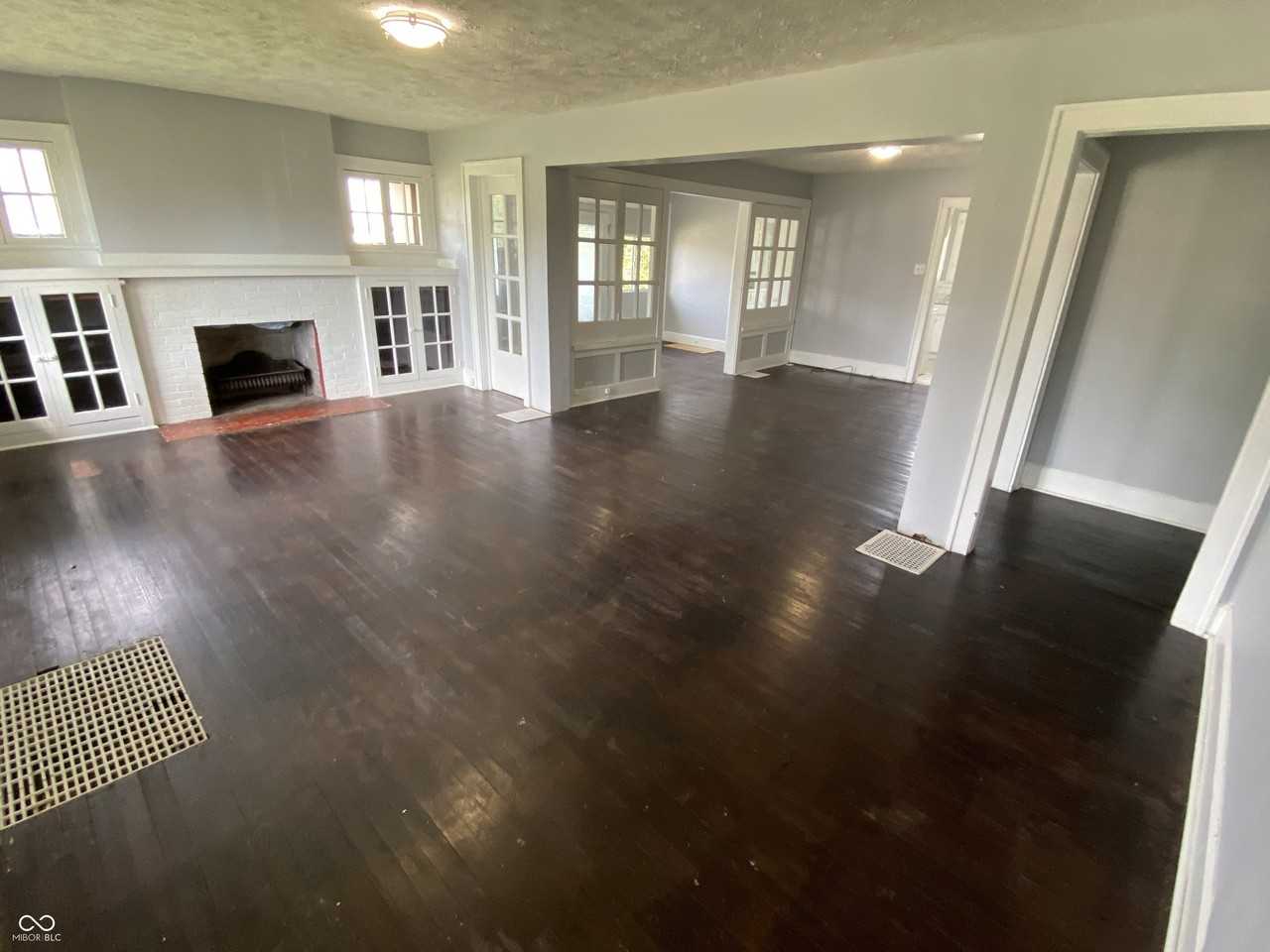 1000 E 8th St - Photo 2 of 17