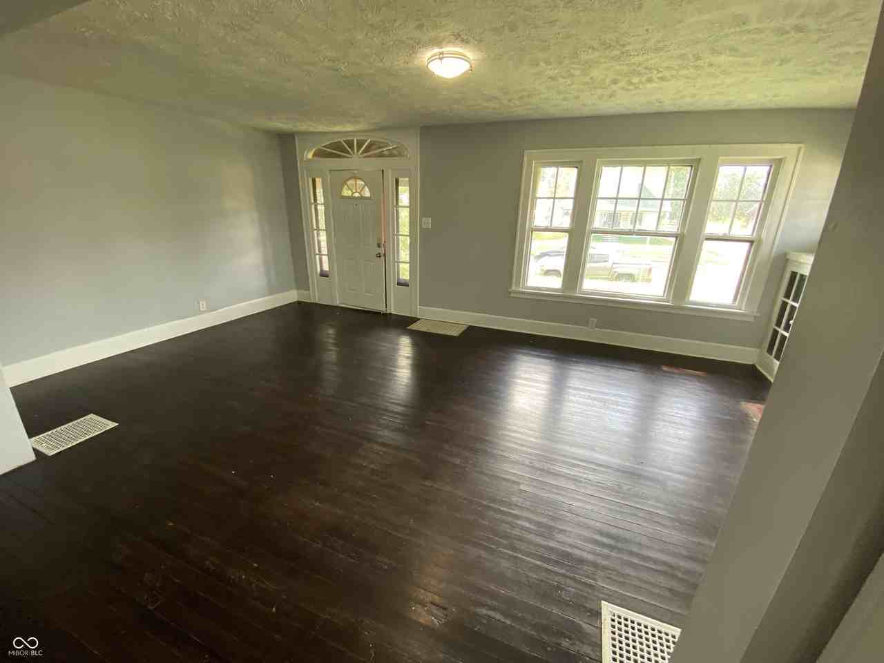 1000 E 8th St - Photo 3 of 17