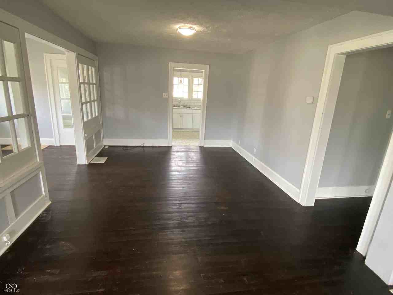 1000 E 8th St - Photo 4 of 17