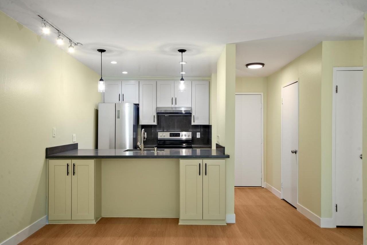 222 Laurel St - Photo 2 of 11