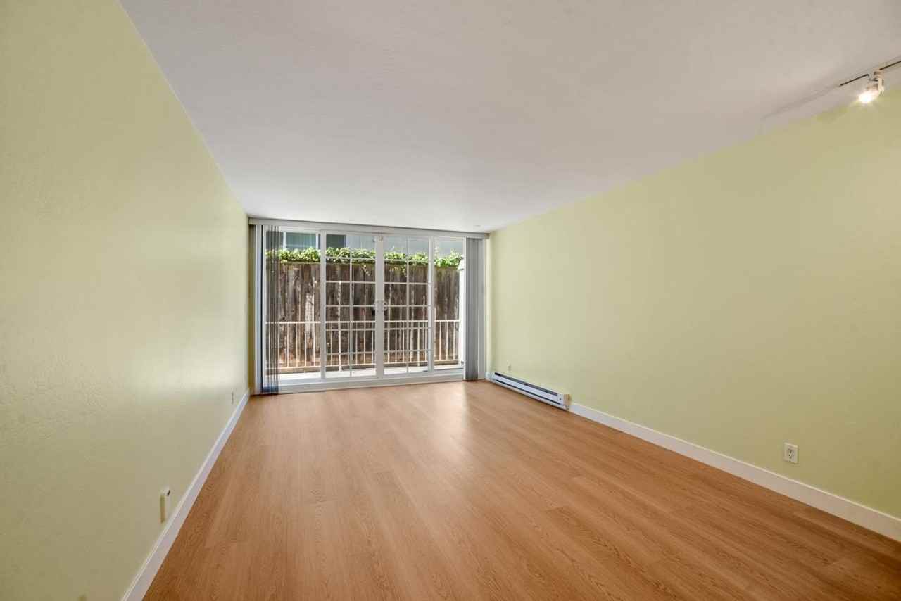 222 Laurel St - Photo 4 of 11