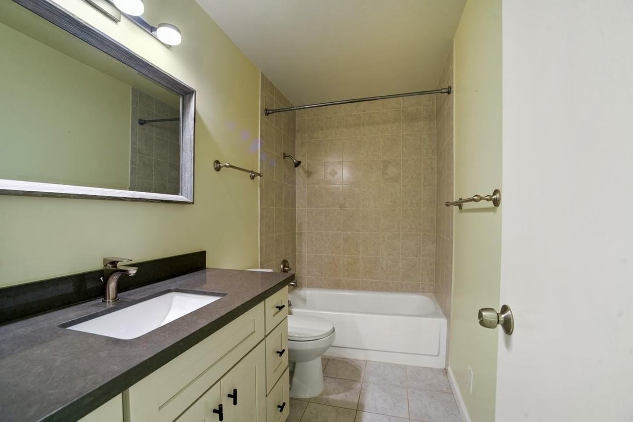 222 Laurel St - Photo 6 of 11