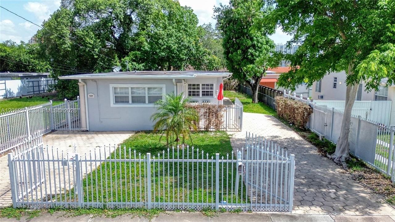 3121 Sw 25th Ter - Photo 2 of 8