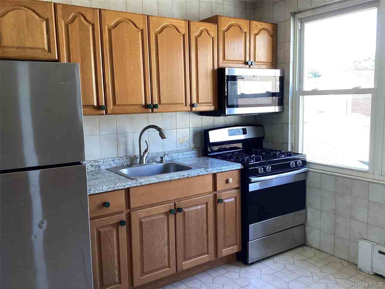 6124 169th St - Photo 4 of 9