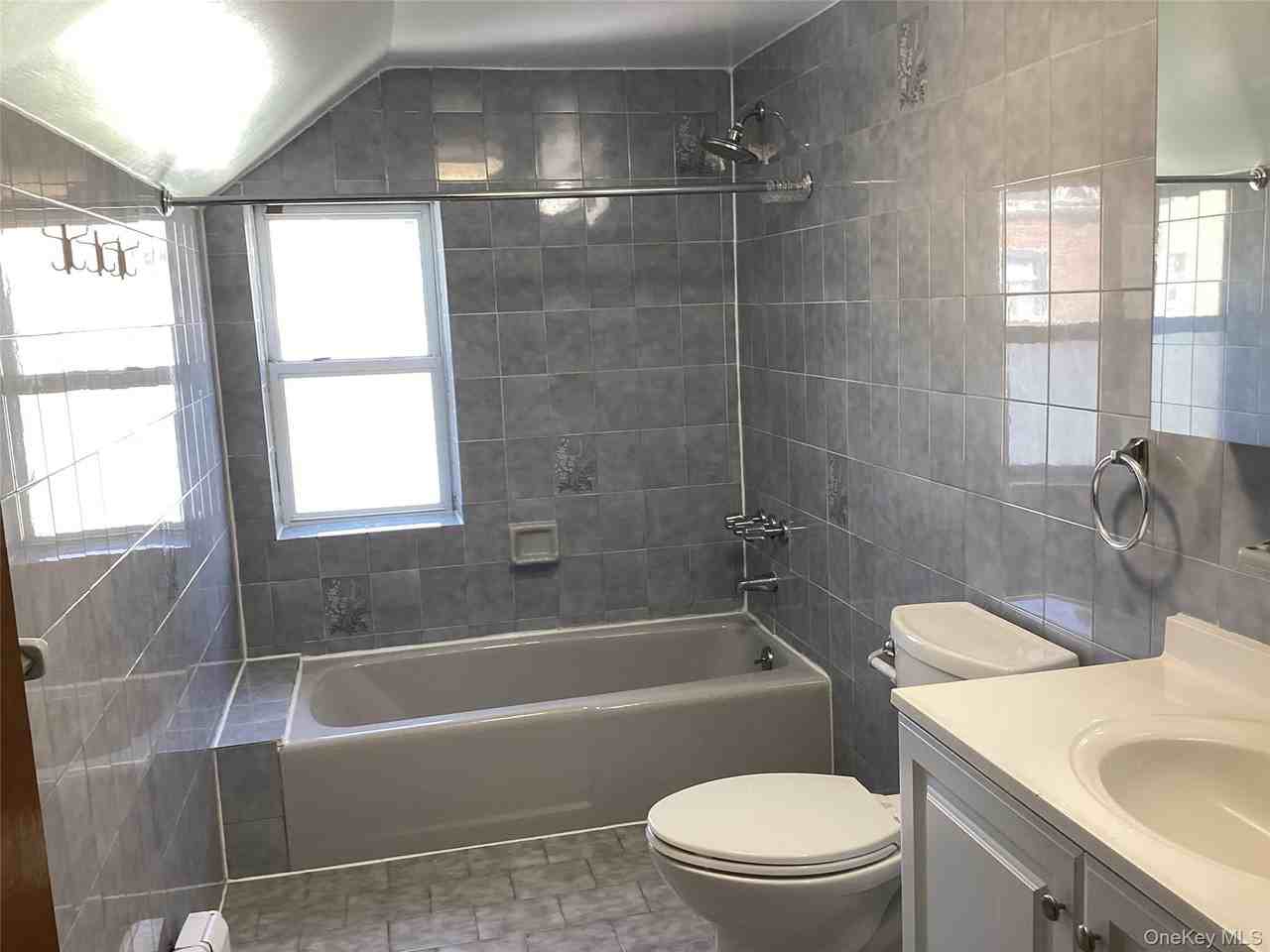 6124 169th St - Photo 6 of 9