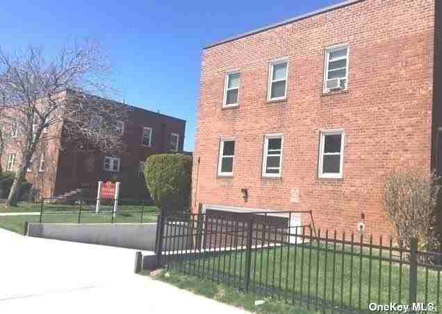 275 Maple Ave #4G - Photo 4 of 11