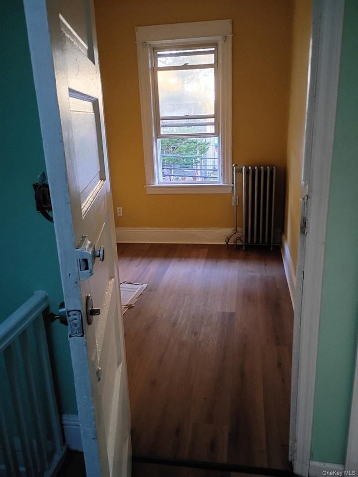 9515 93rd St - Photo 2 of 7