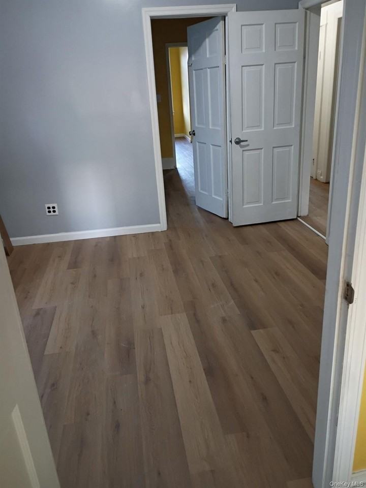 9515 93rd St - Photo 3 of 7