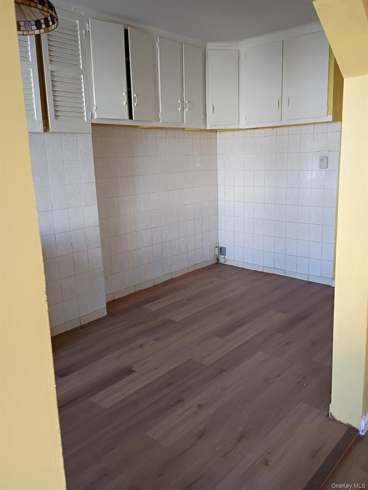 9515 93rd St - Photo 4 of 7