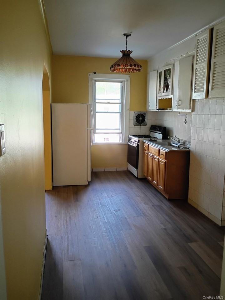 9515 93rd St - Photo 5 of 7