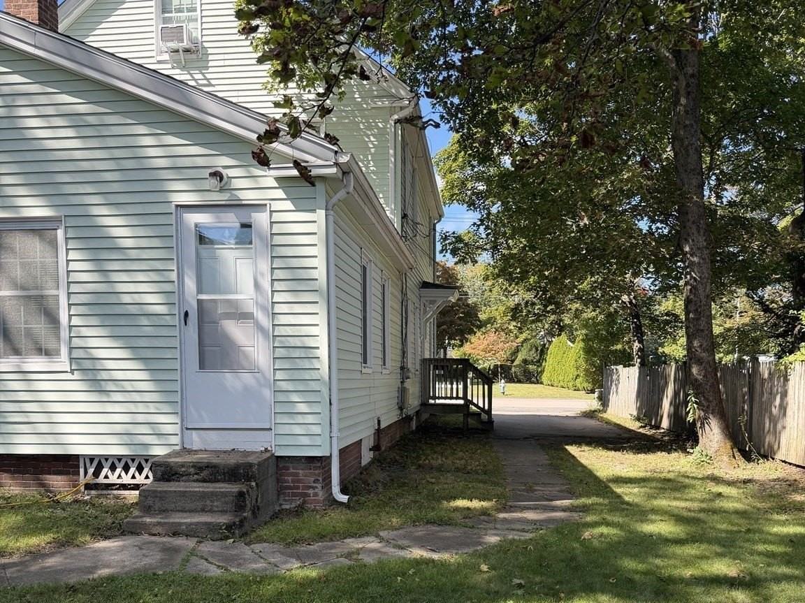32 Broad St #A - Photo 5 of 26