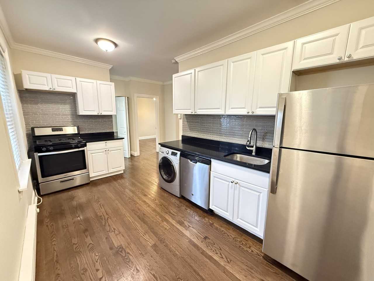 W Roscoe St #2N - Photo 4 of 8