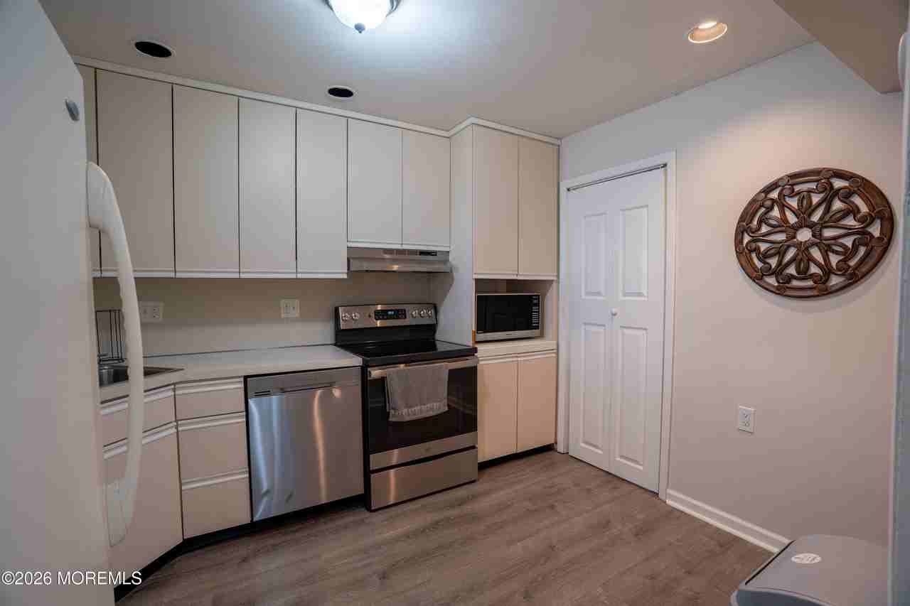 5C Twin Rivers Dr #505 - Photo 4 of 17