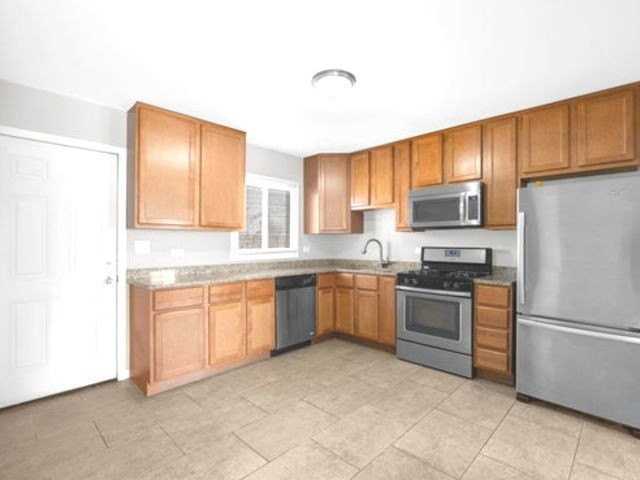 10 W Thacker St - Photo 3 of 12
